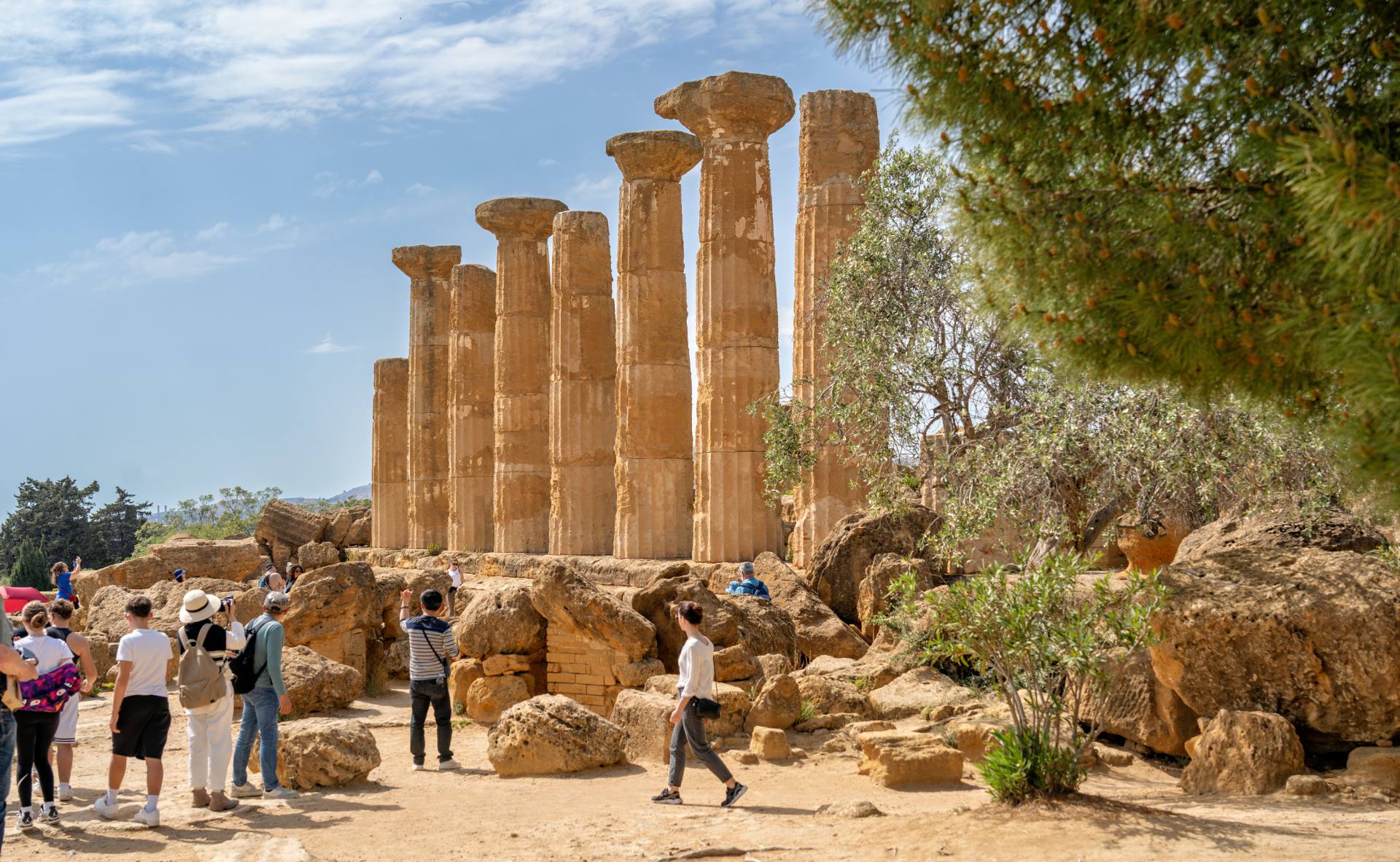 Der Herakles-Tempel, dessen Kult im alten Akragas eine große Bedeutung hatte, ist eines der ältesten Bauwerke des archäologischen Parks. Durch ein Erdbeben zerstört, sind heute noch acht Säulen übrig, die 1928 auf Initiative von Sir Alexander Hardcastle wieder aufgebaut wurden, aber zahlreiche Trümmer des Tempels sind noch heute über das ganze Areal verstreut.